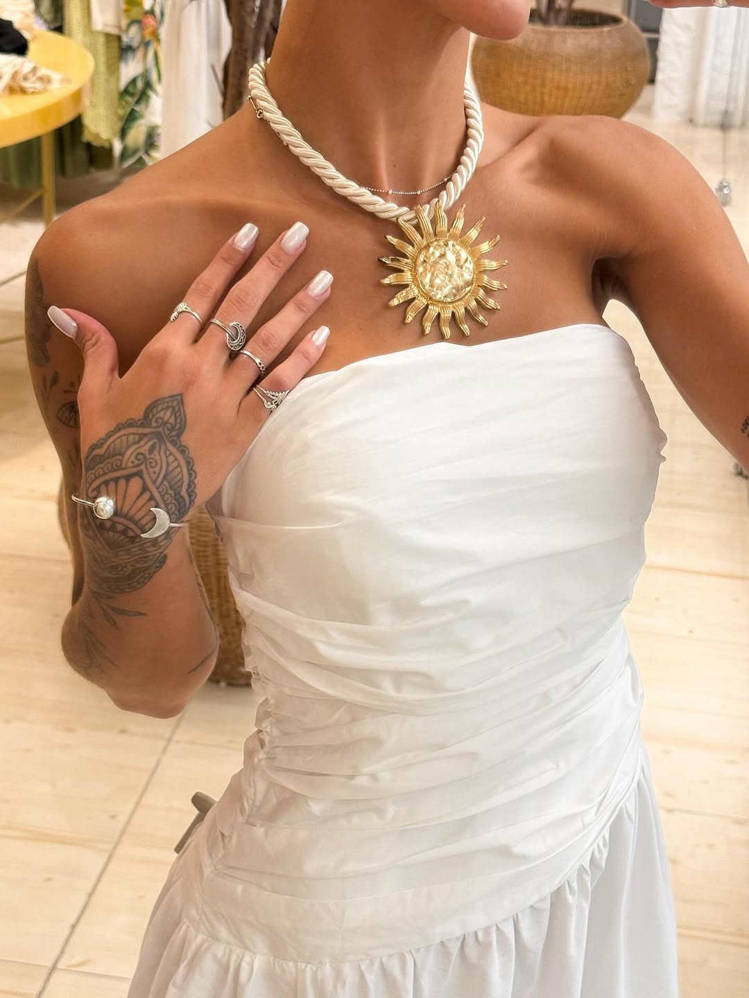 345889 | Vestido Sem Alça Franzido + Colar Solar